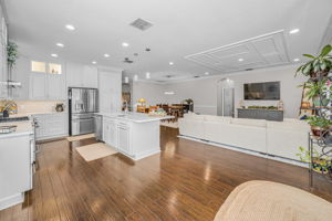 Kitchen Eat-in Area3