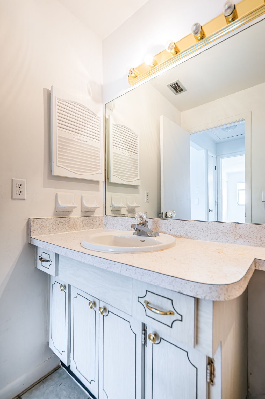Bathroom 1c