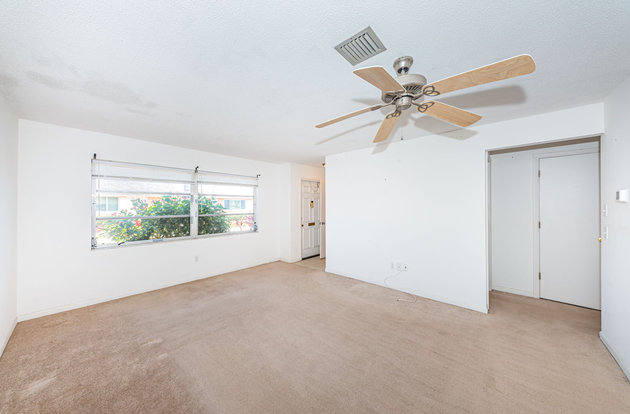 Living Room 4-2