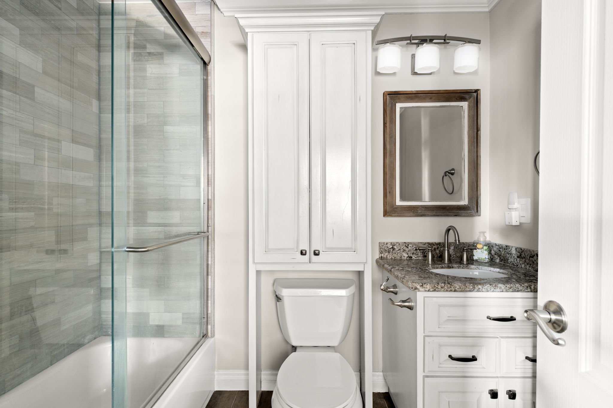 Full hall bathroom