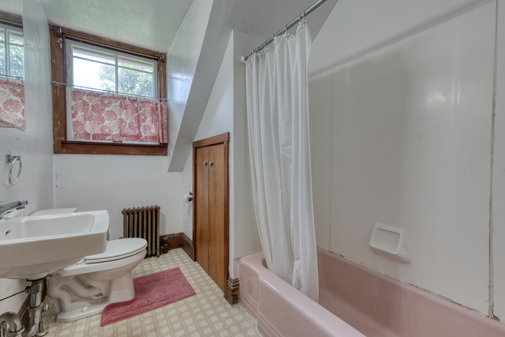 2nd Floor Bathroom with Tub/Shower Combo