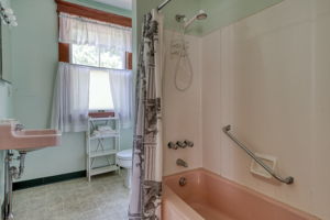2nd Floor Bathroom with Tub/Shower Combo