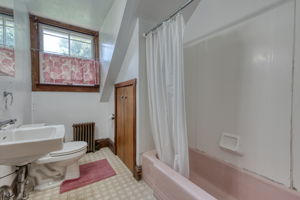 2nd Floor Bathroom with Tub/Shower Combo