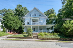 Great Curb Appeal!