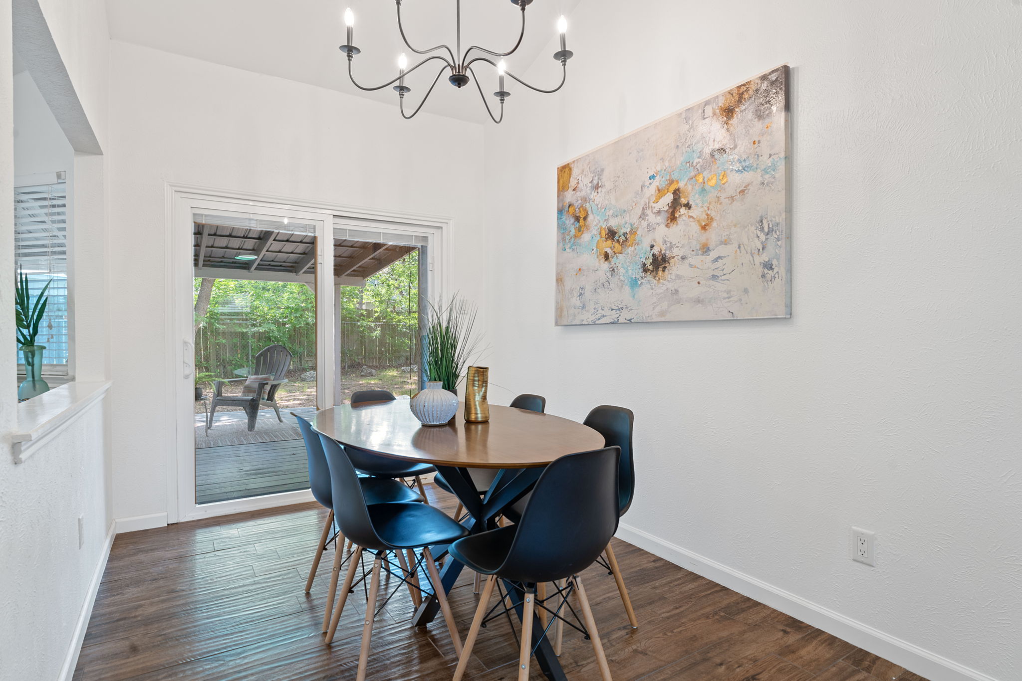 Soaring ceiling in the dining area