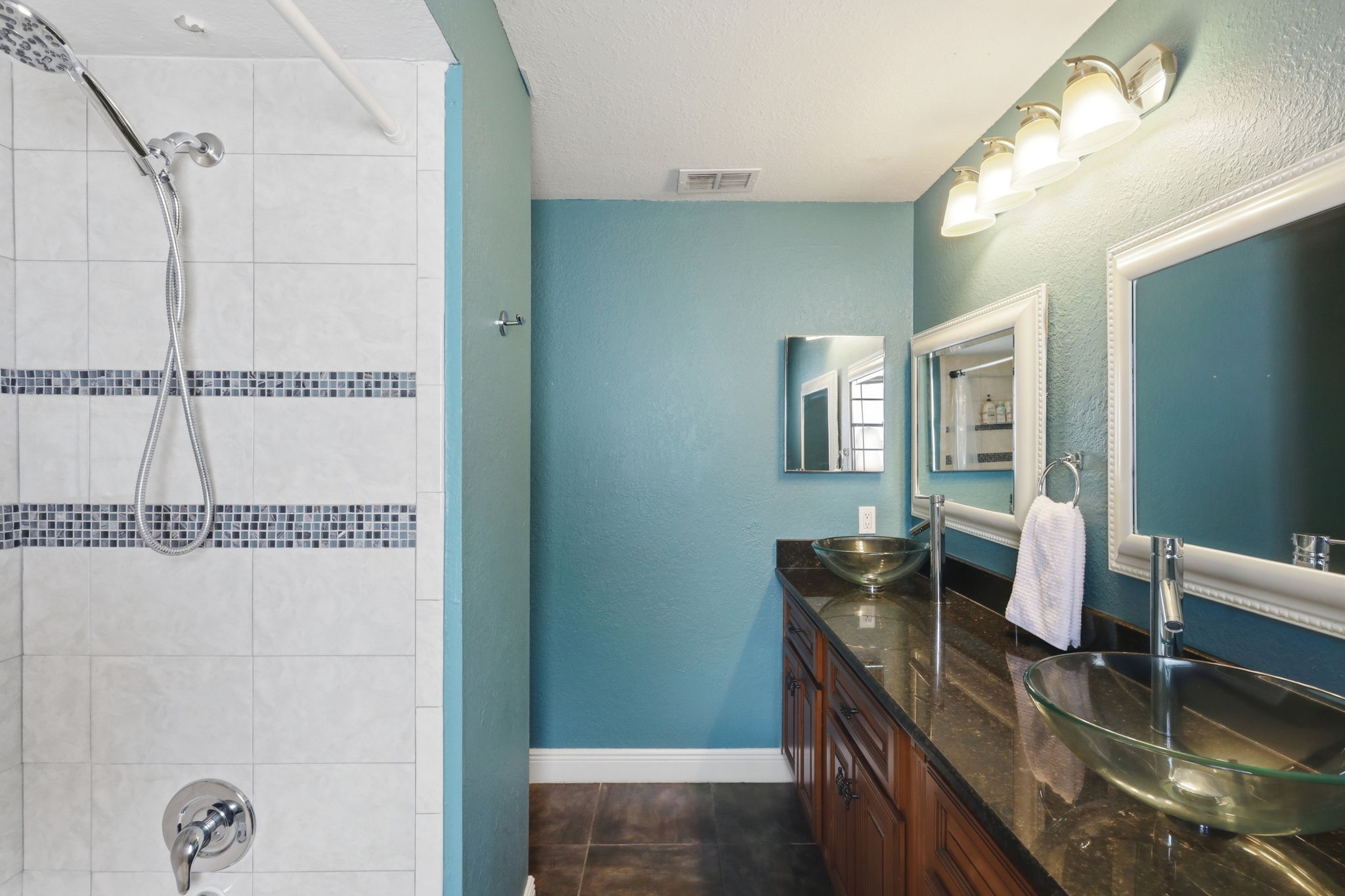  Photo 33