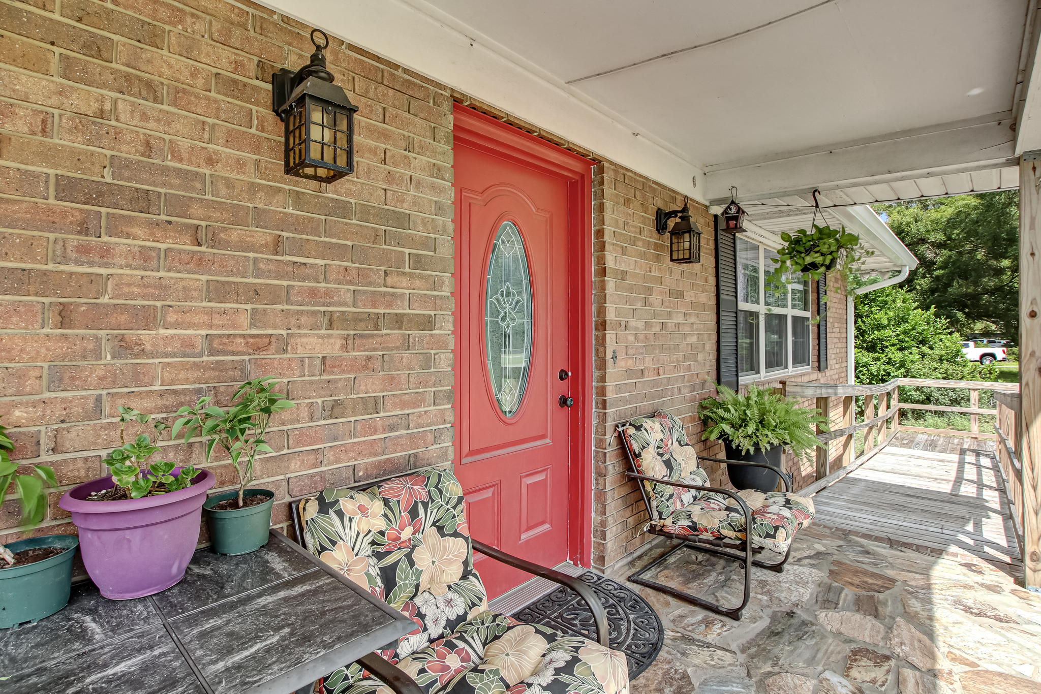 Front Porch/Entrance