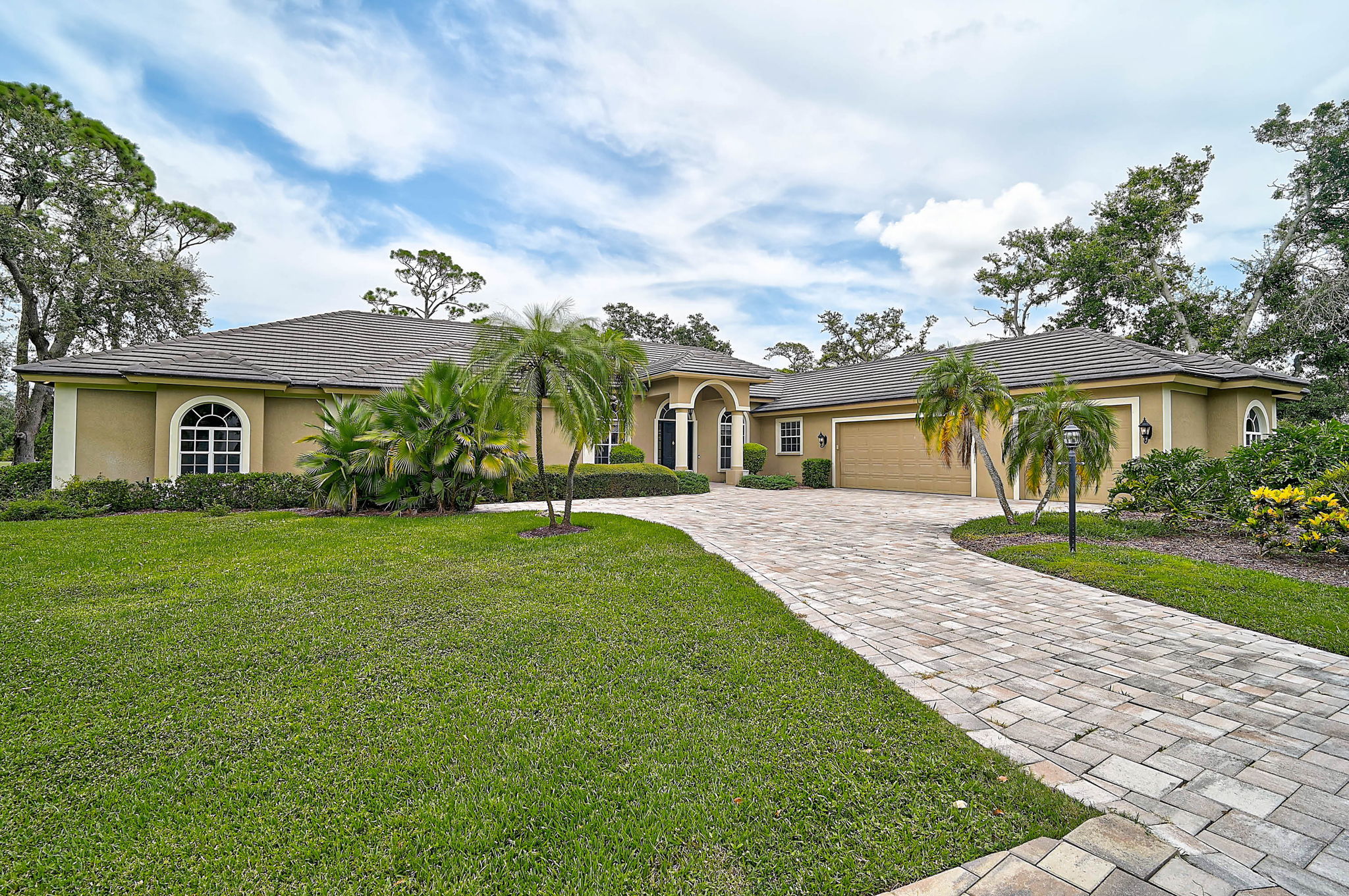 852 Macewen Dr-1