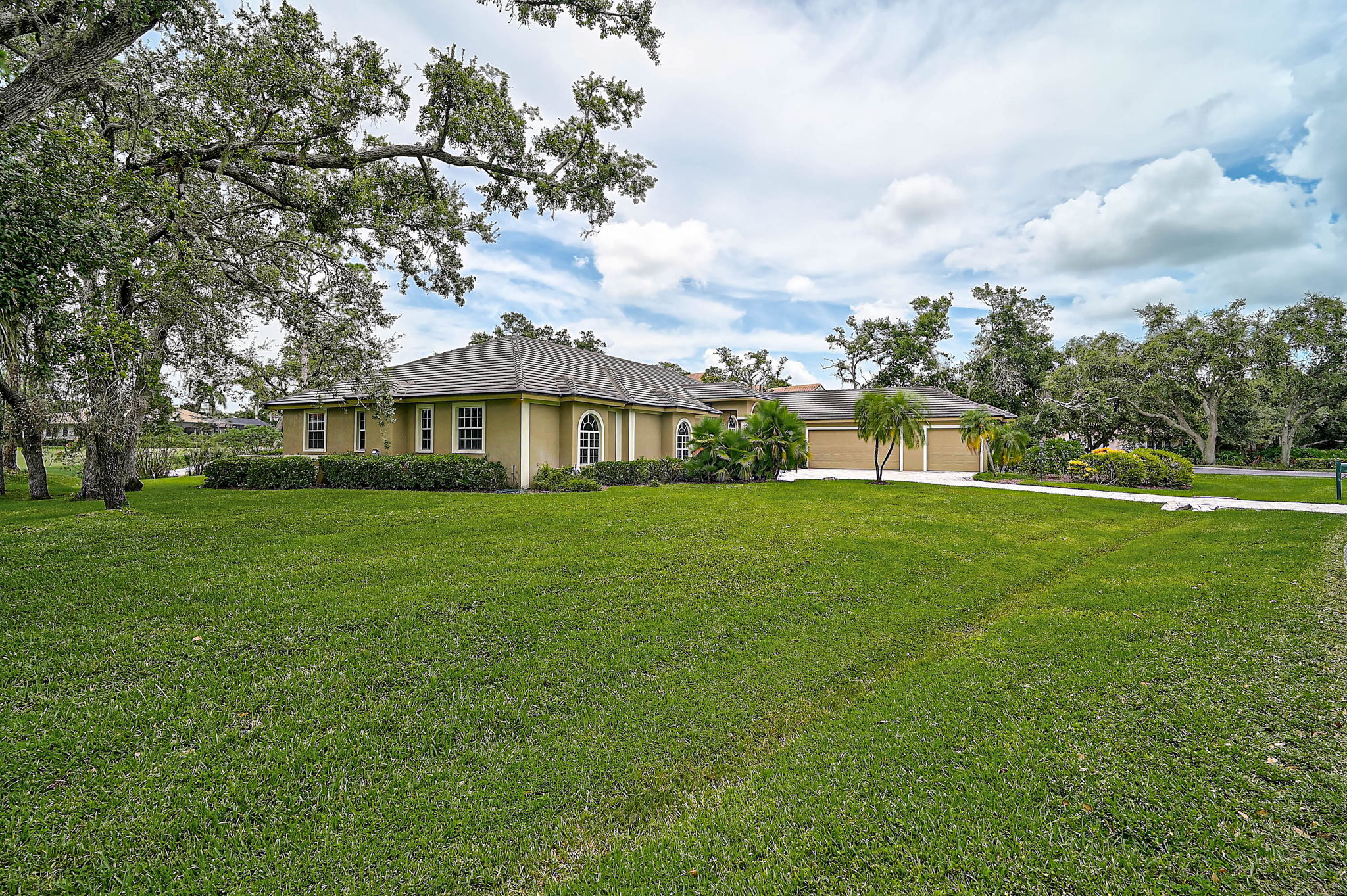 852 Macewen Dr-2