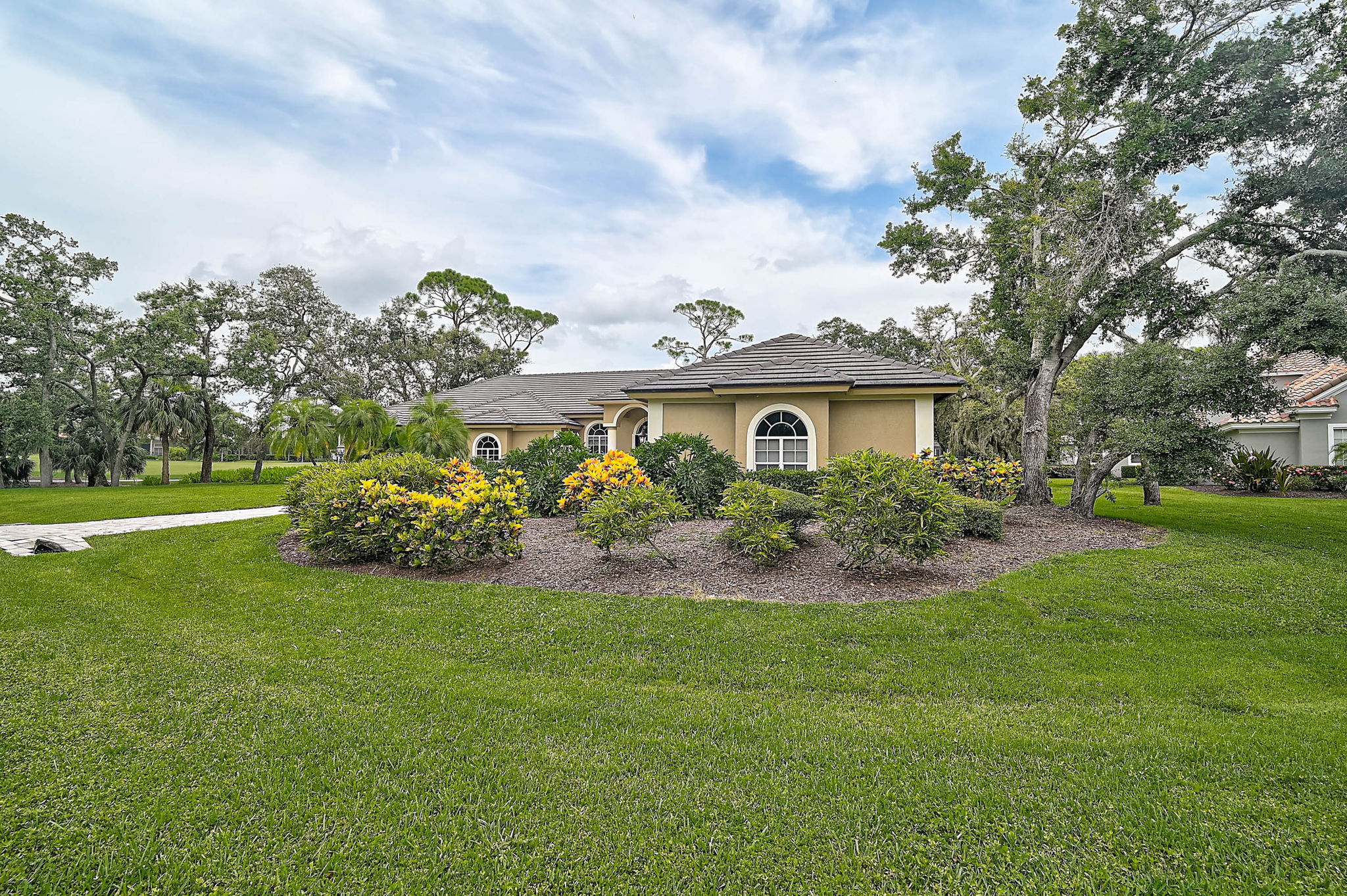 852 Macewen Dr-3