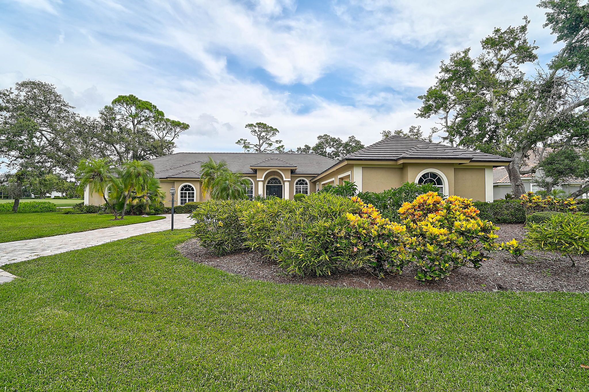 852 Macewen Dr-4