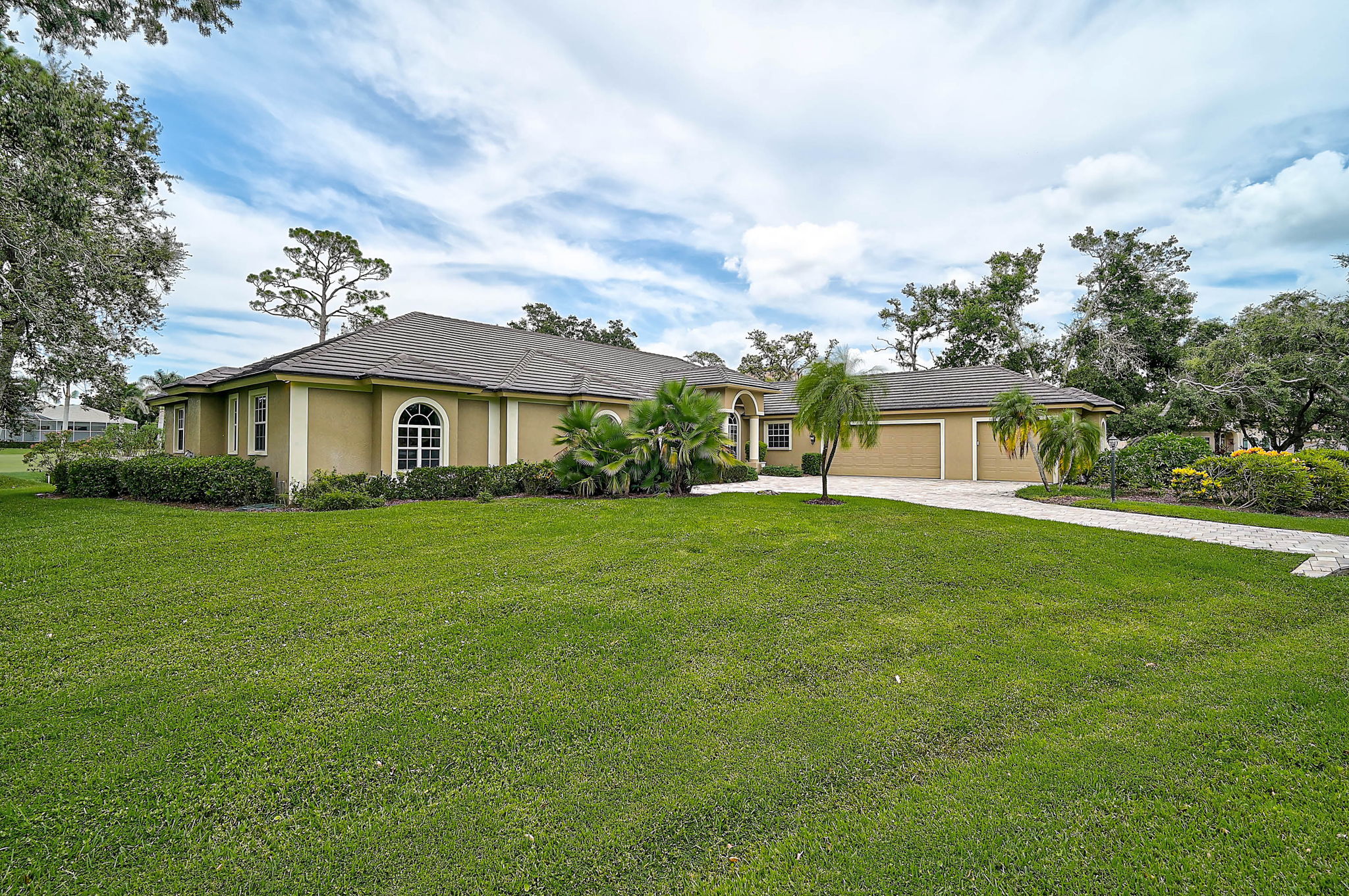 852 Macewen Dr-5