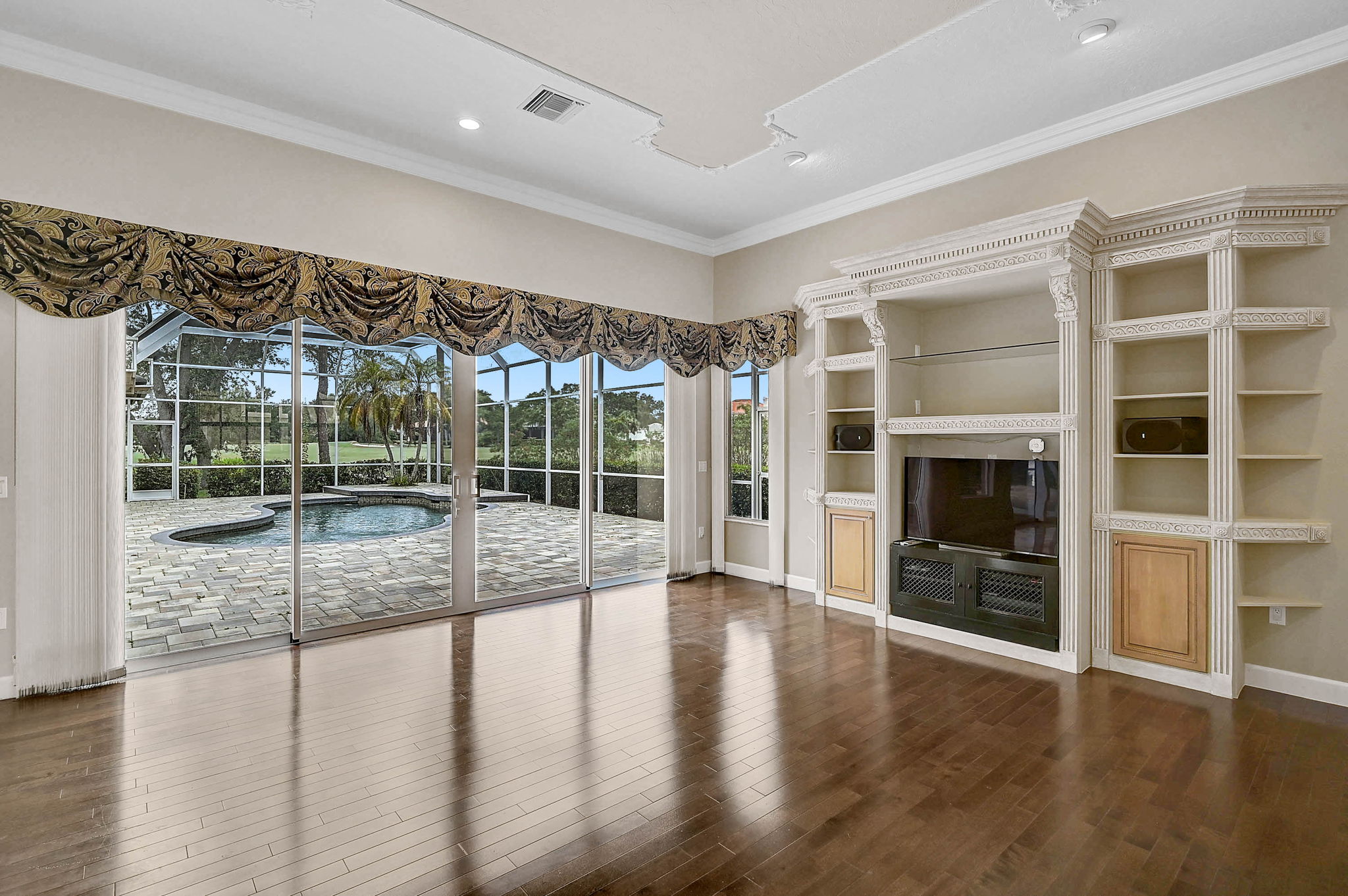 852 Macewen Dr-44