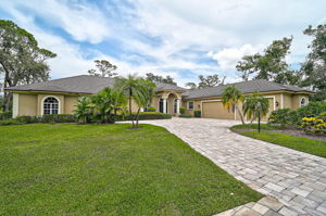852 Macewen Dr-1