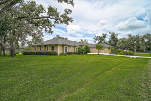 852 Macewen Dr-2