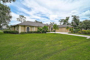852 Macewen Dr-5