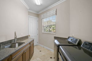 852 Macewen Dr-35