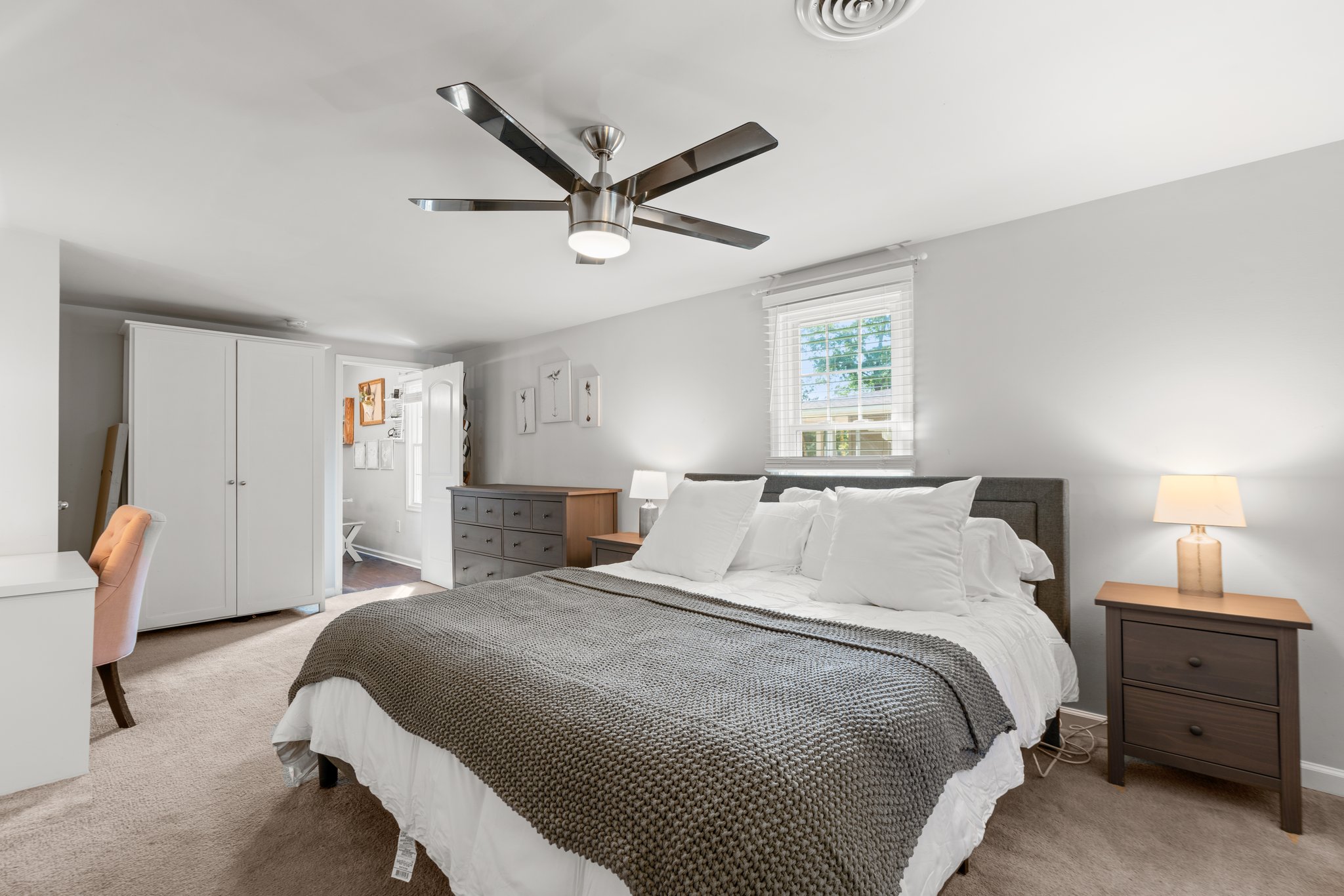 30. main bedroom.jpg