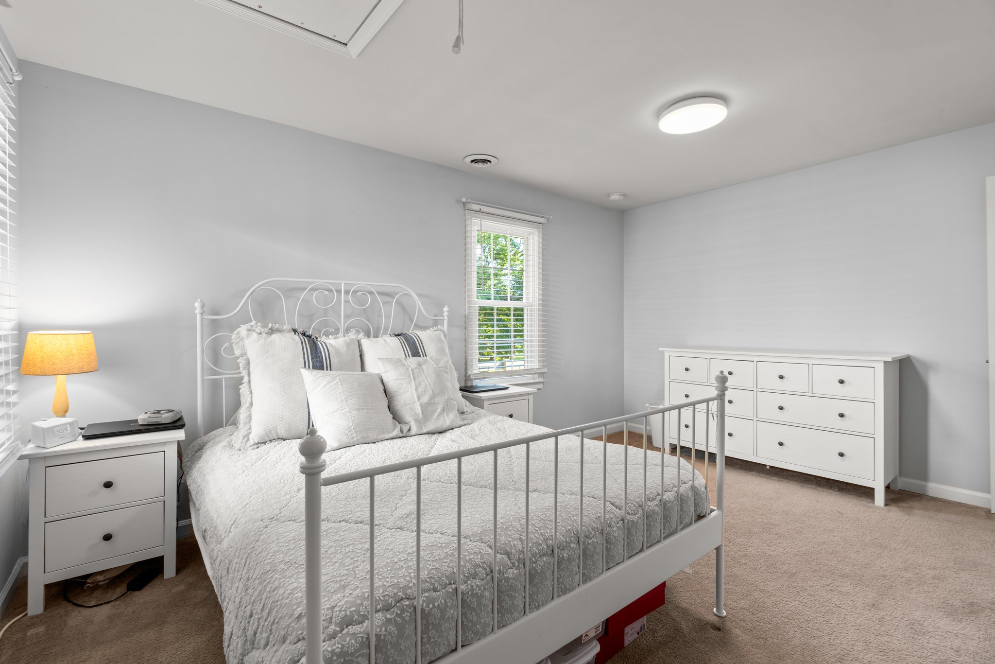 25. main bedroom.jpg