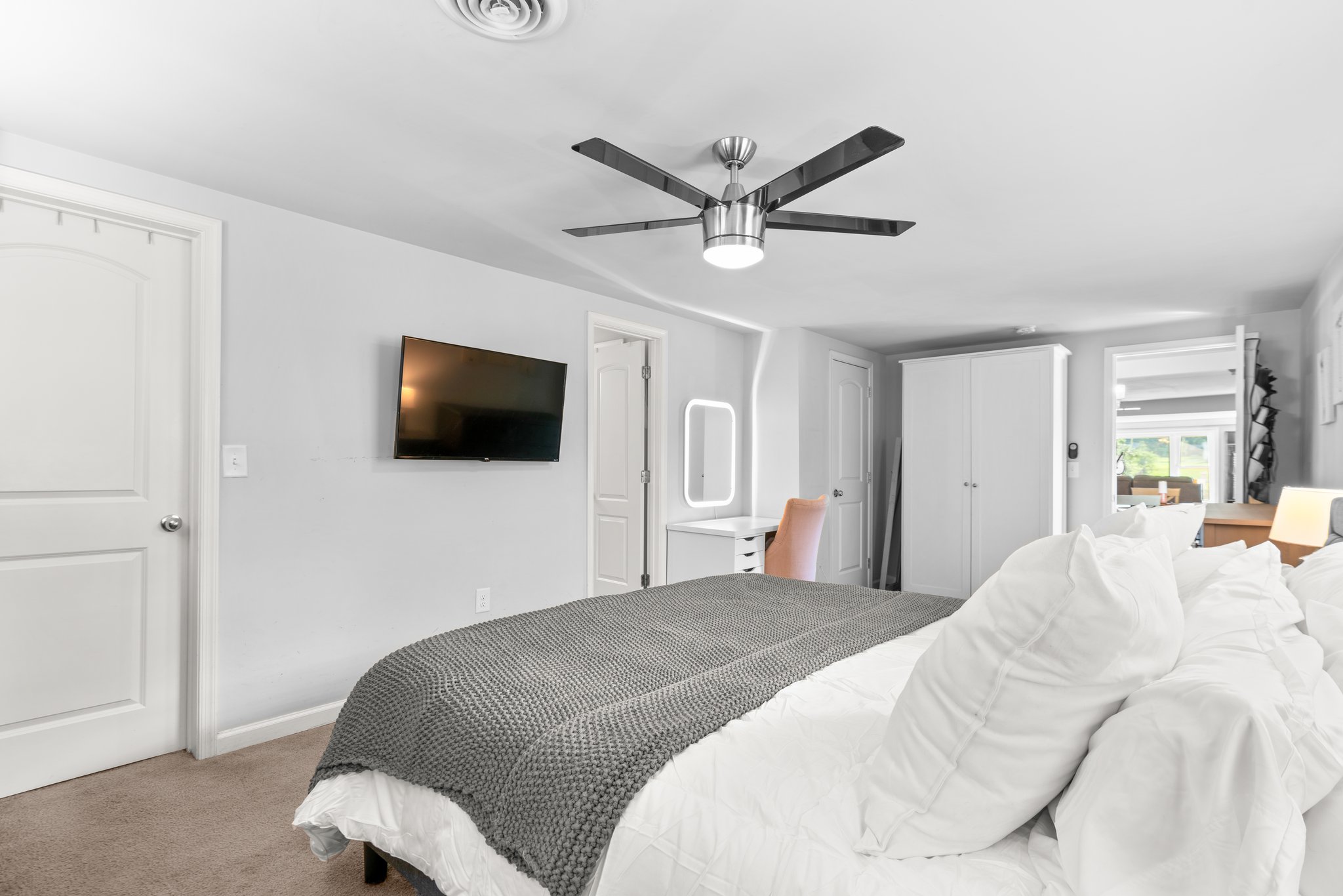 31. main bedroom.jpg