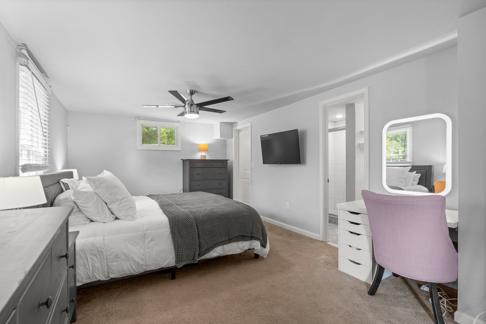 33. main bedroom.jpg