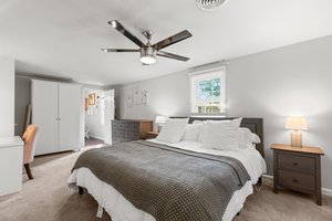 30. main bedroom.jpg