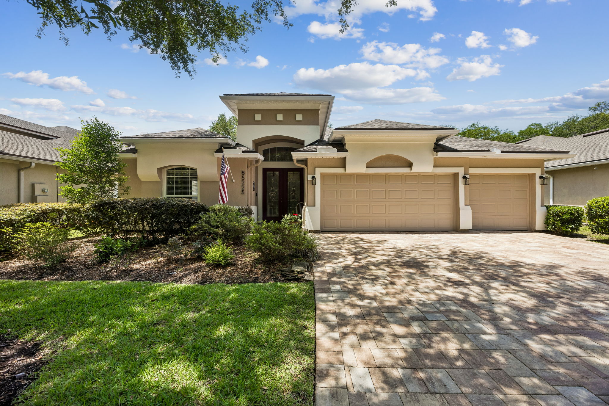 Welcome to 85225 Amagansett Drive!