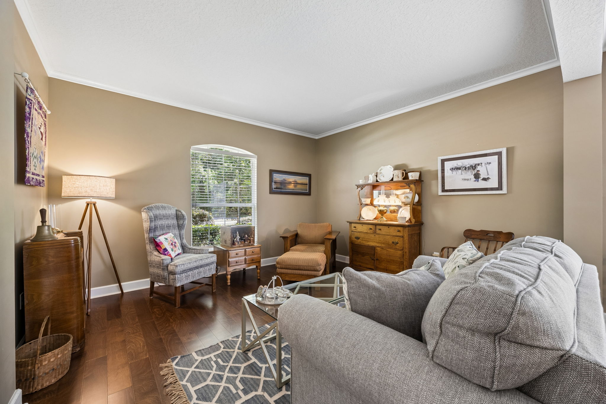 Flexible space for living room, office,