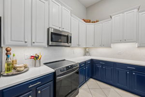 and quartz countertop and backsplash, creating a stylish and