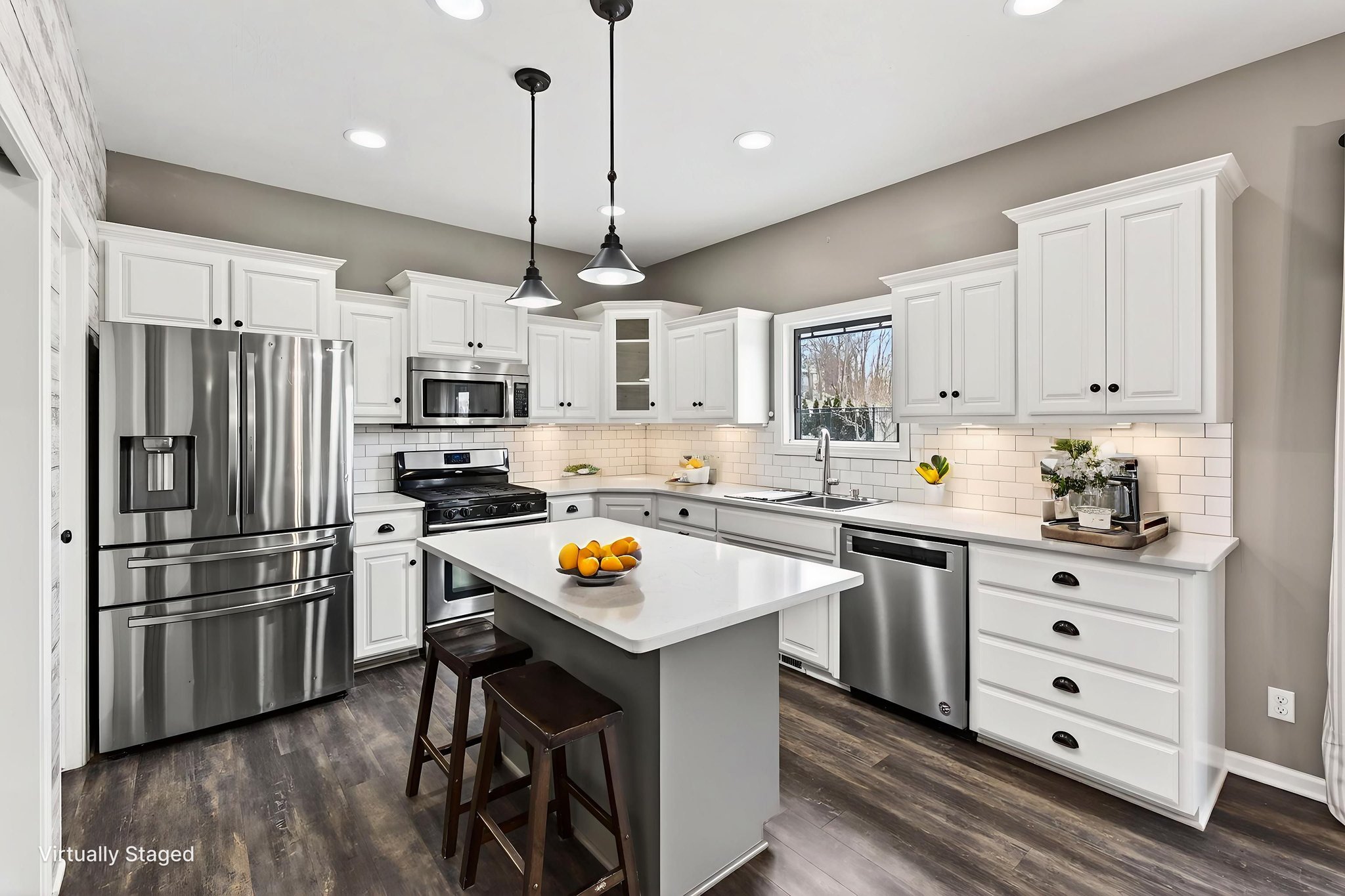 DSC04173 virtually staged.jpeg