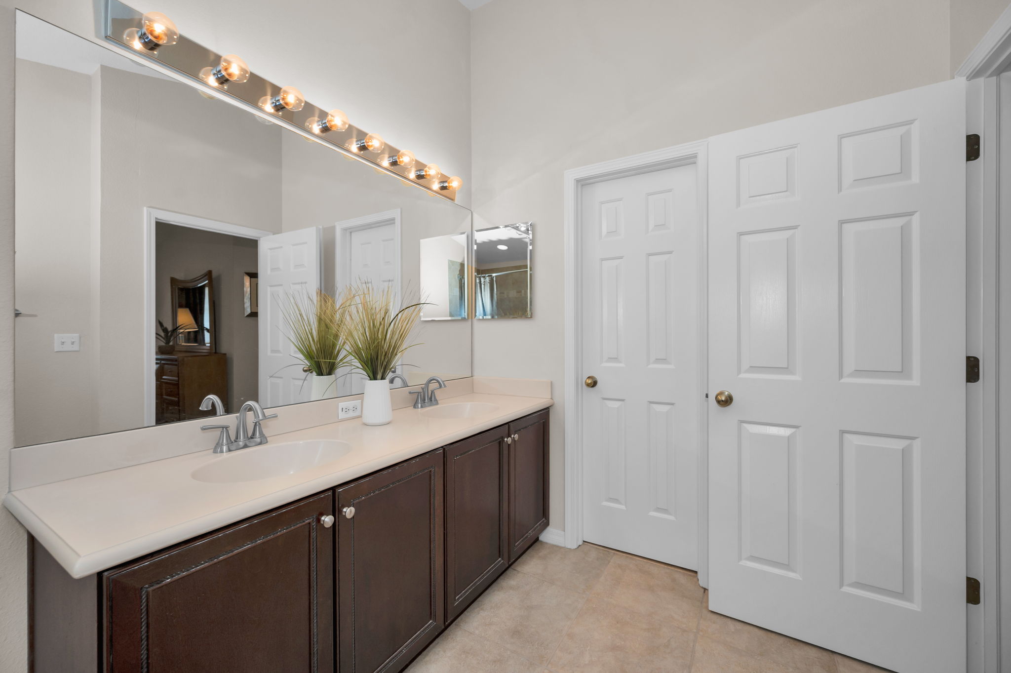 Upper Level Primary Bathroom1c