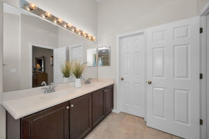 Upper Level Primary Bathroom1c