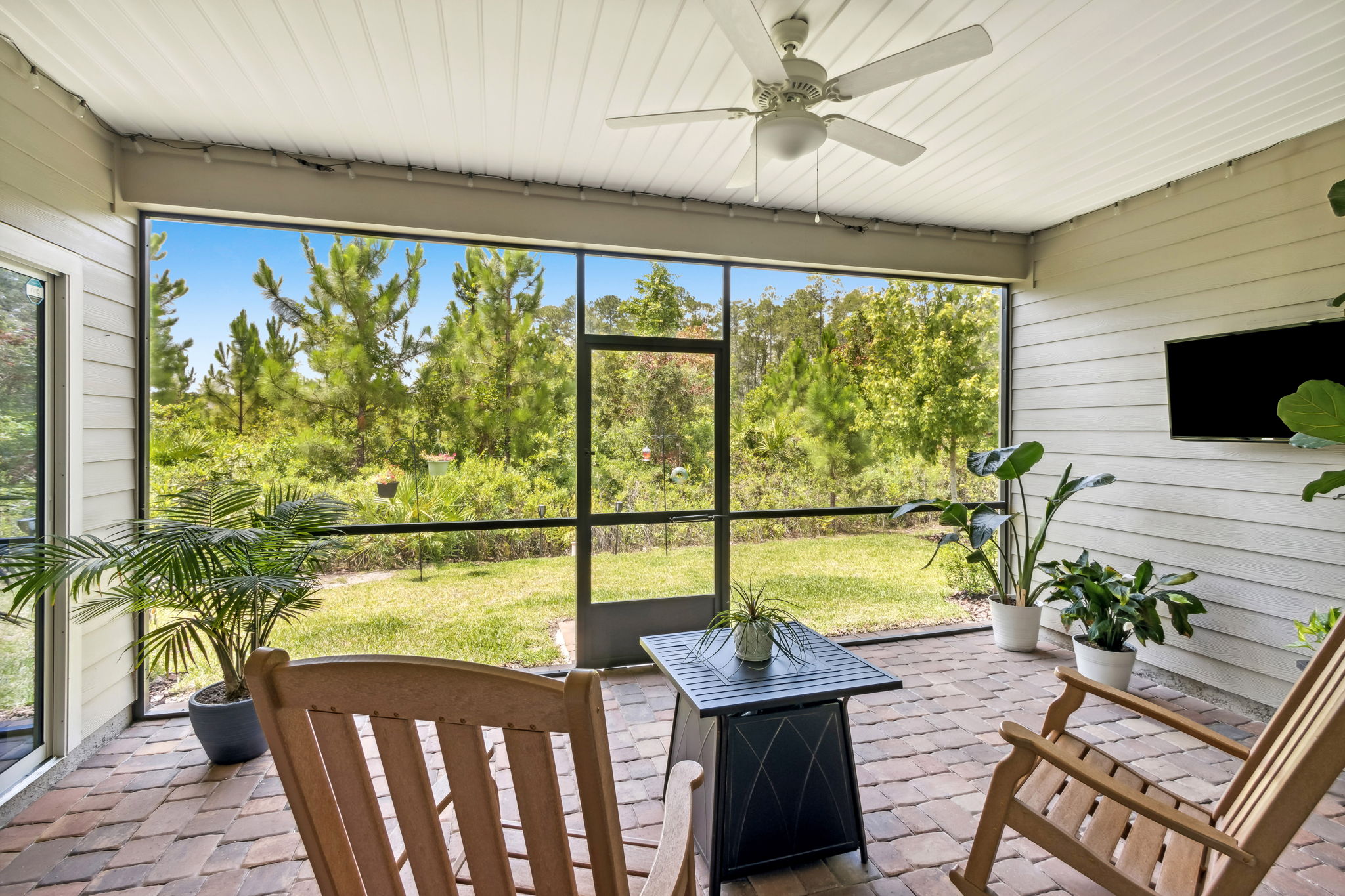 ... the lanai is completely PRIVATE, no view of humans or houses anywhere, just nature!