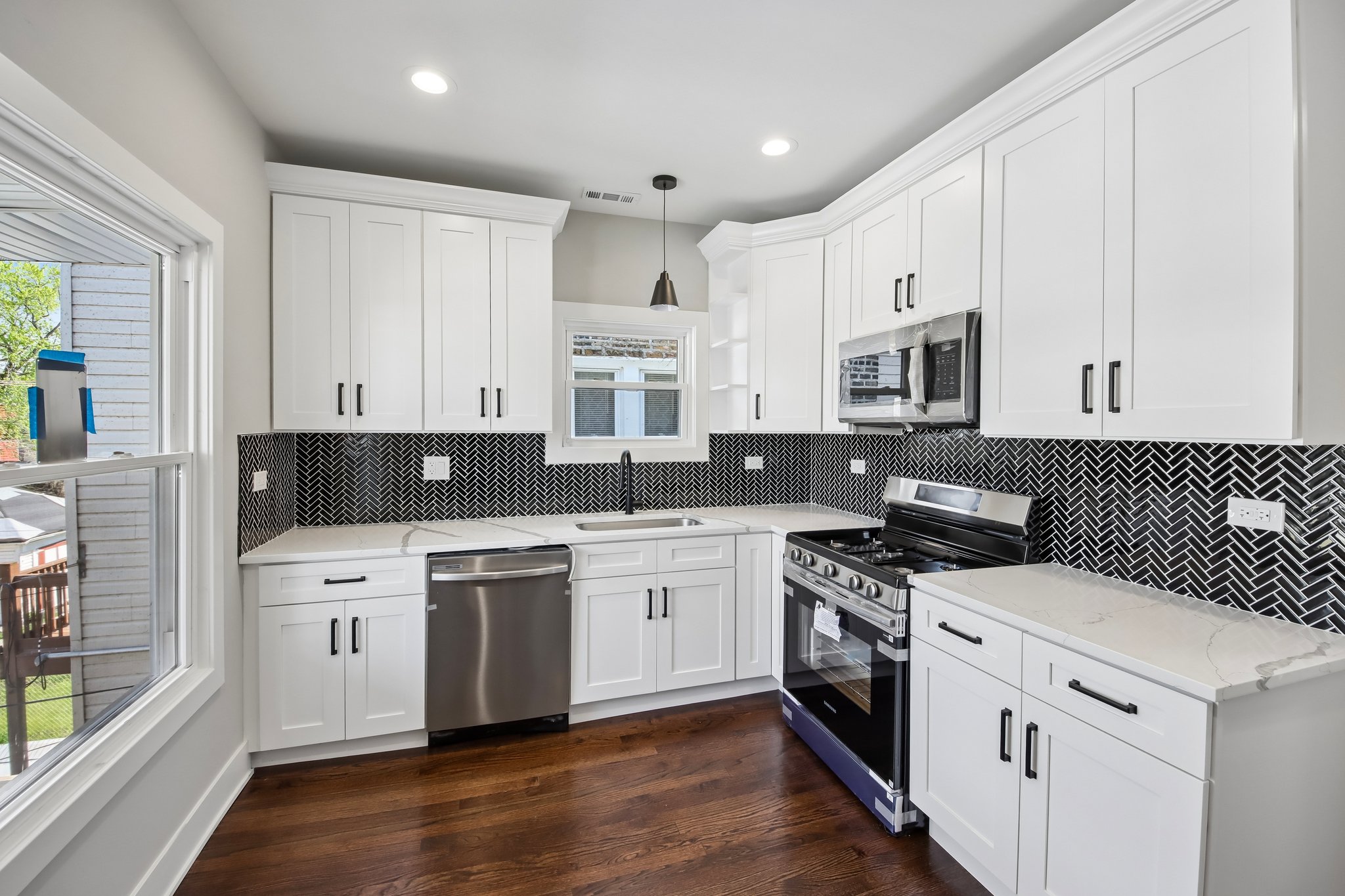 853 N Laramie Ave 2nd Floor-S2304-009.jpg