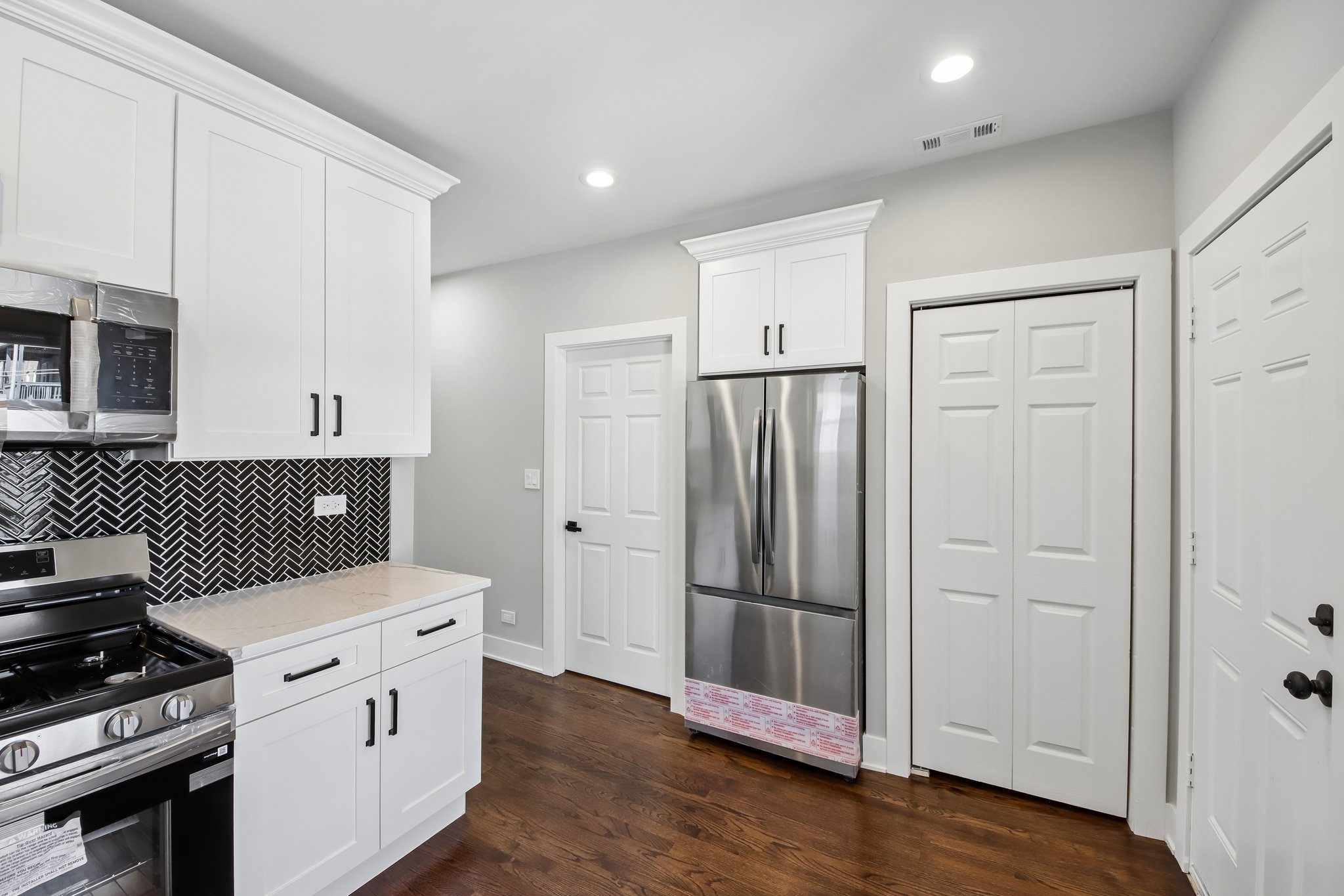 853 N Laramie Ave 2nd Floor-S2304-010.jpg