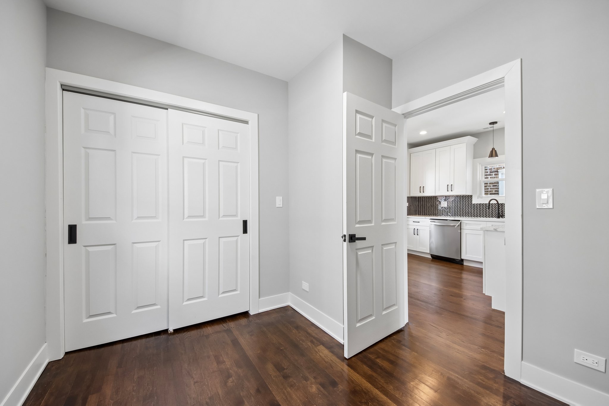 853 N Laramie Ave 2nd Floor-S2304-018.jpg