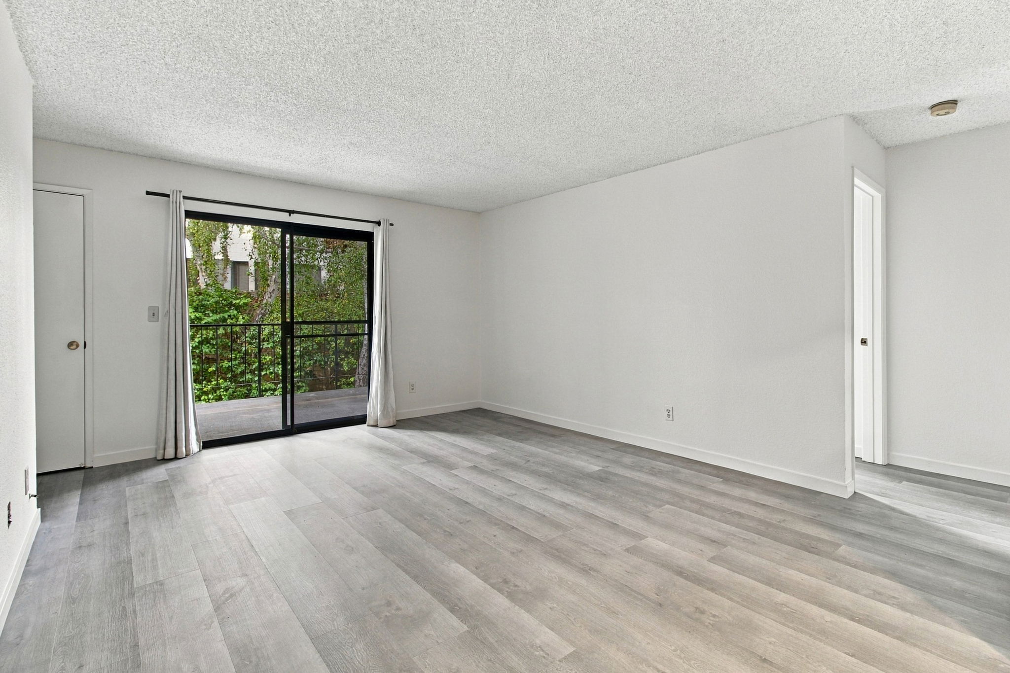 005_F8_853 Woodside Way 133