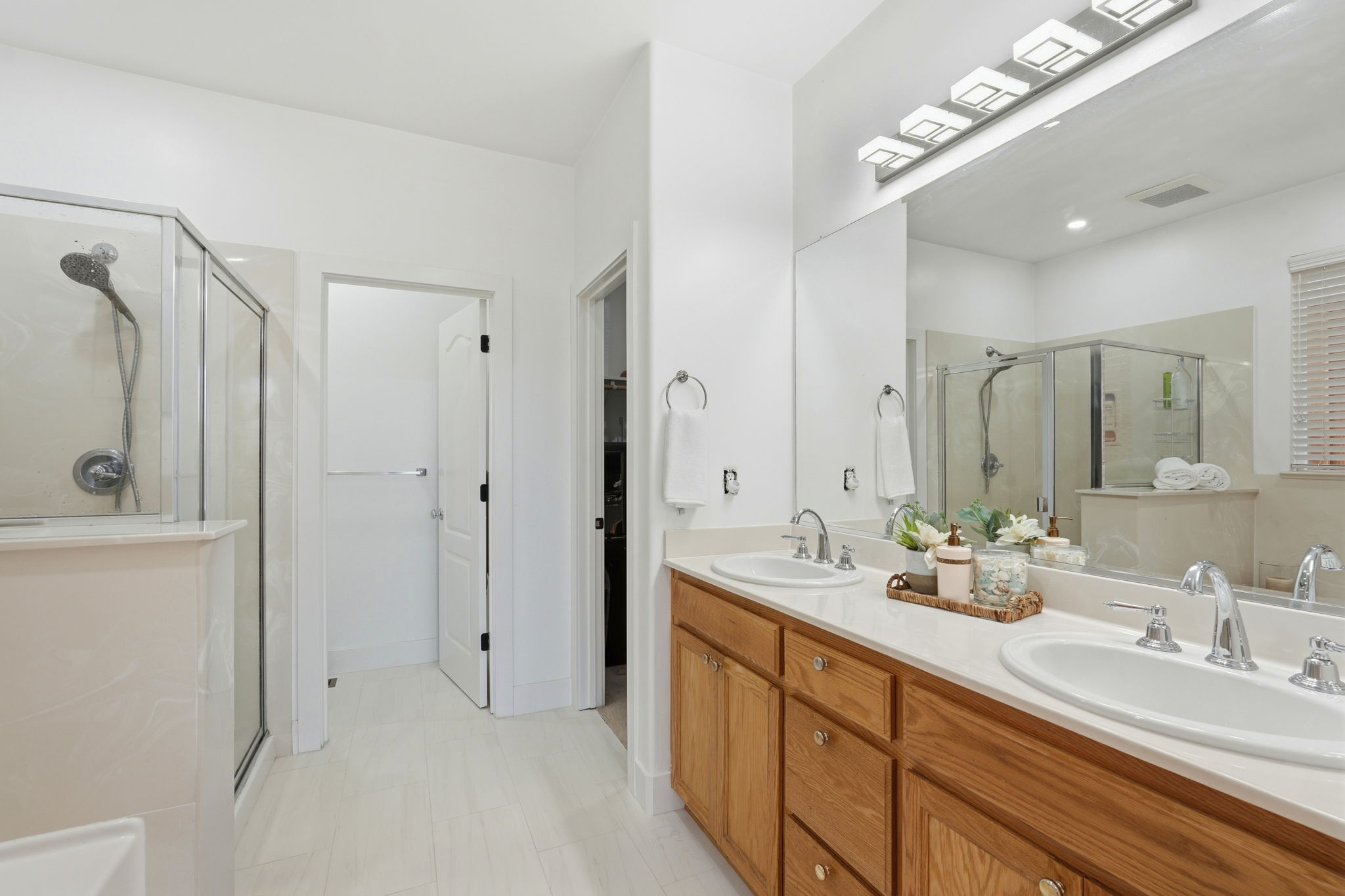 045_F8_857 Bridgeway Cir