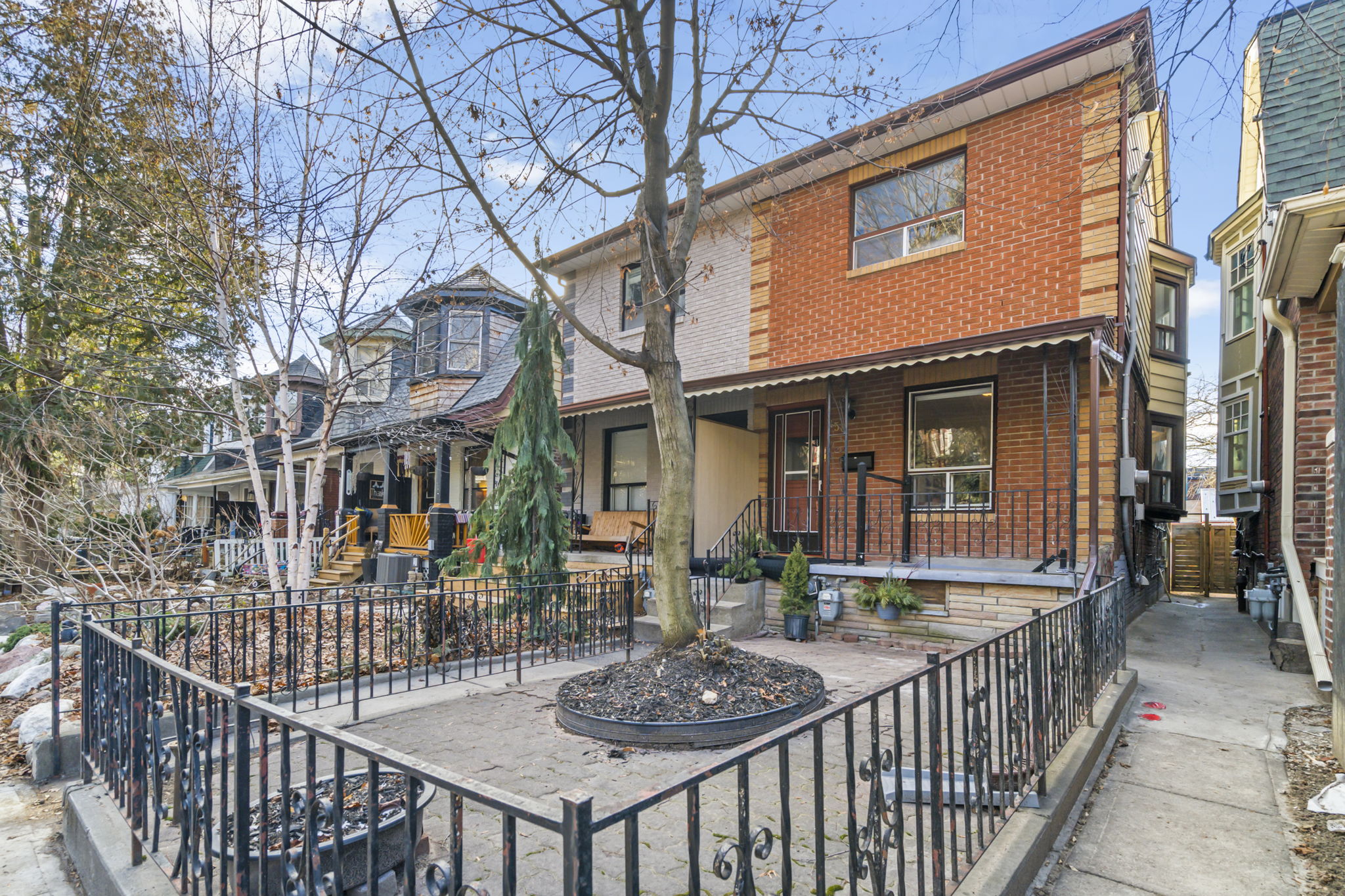 858 Manning Ave Toronto, ON M6G 2W8