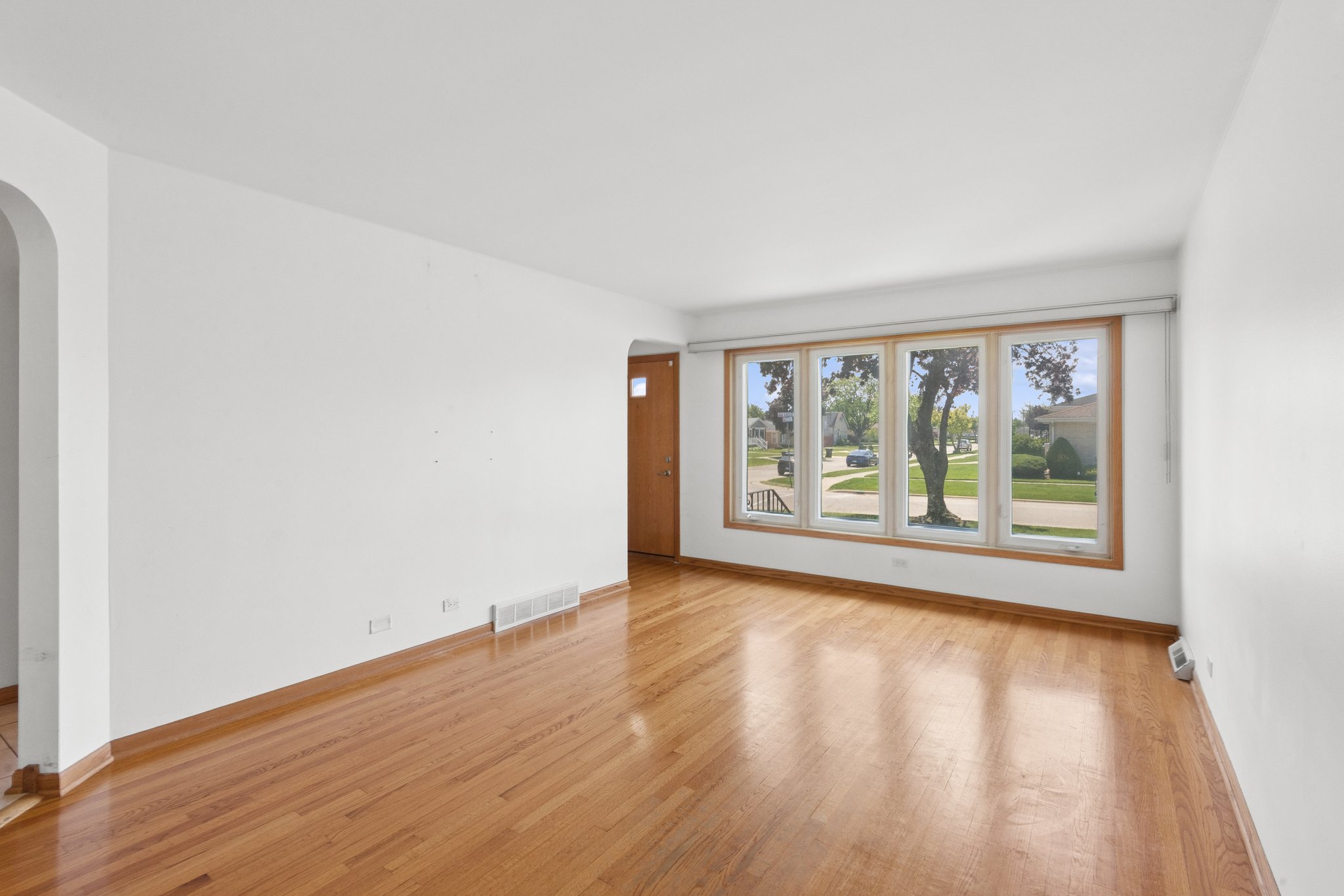 8600 W Ainslie St_001.jpg