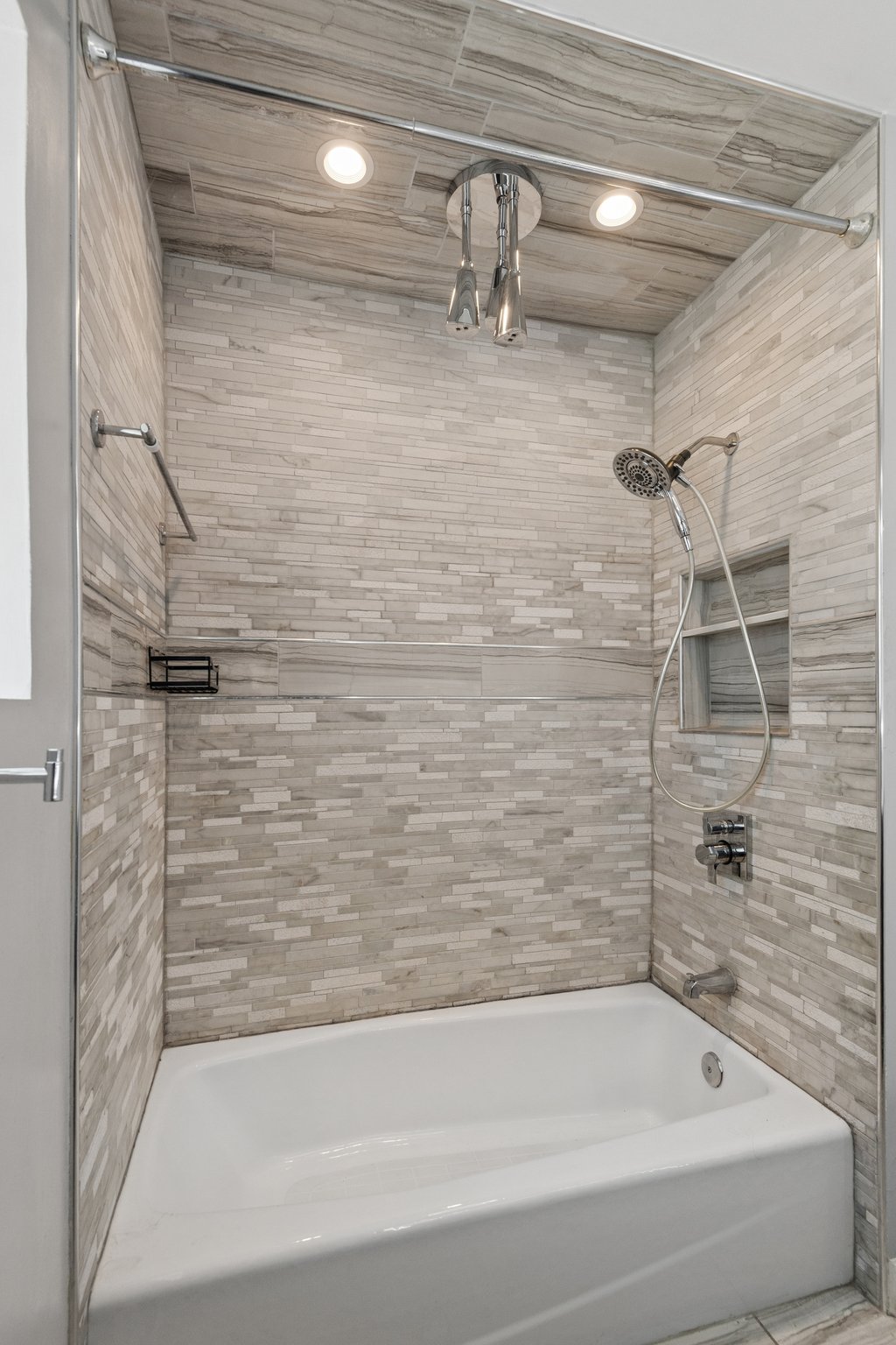 8600 W Ainslie St_010.jpg