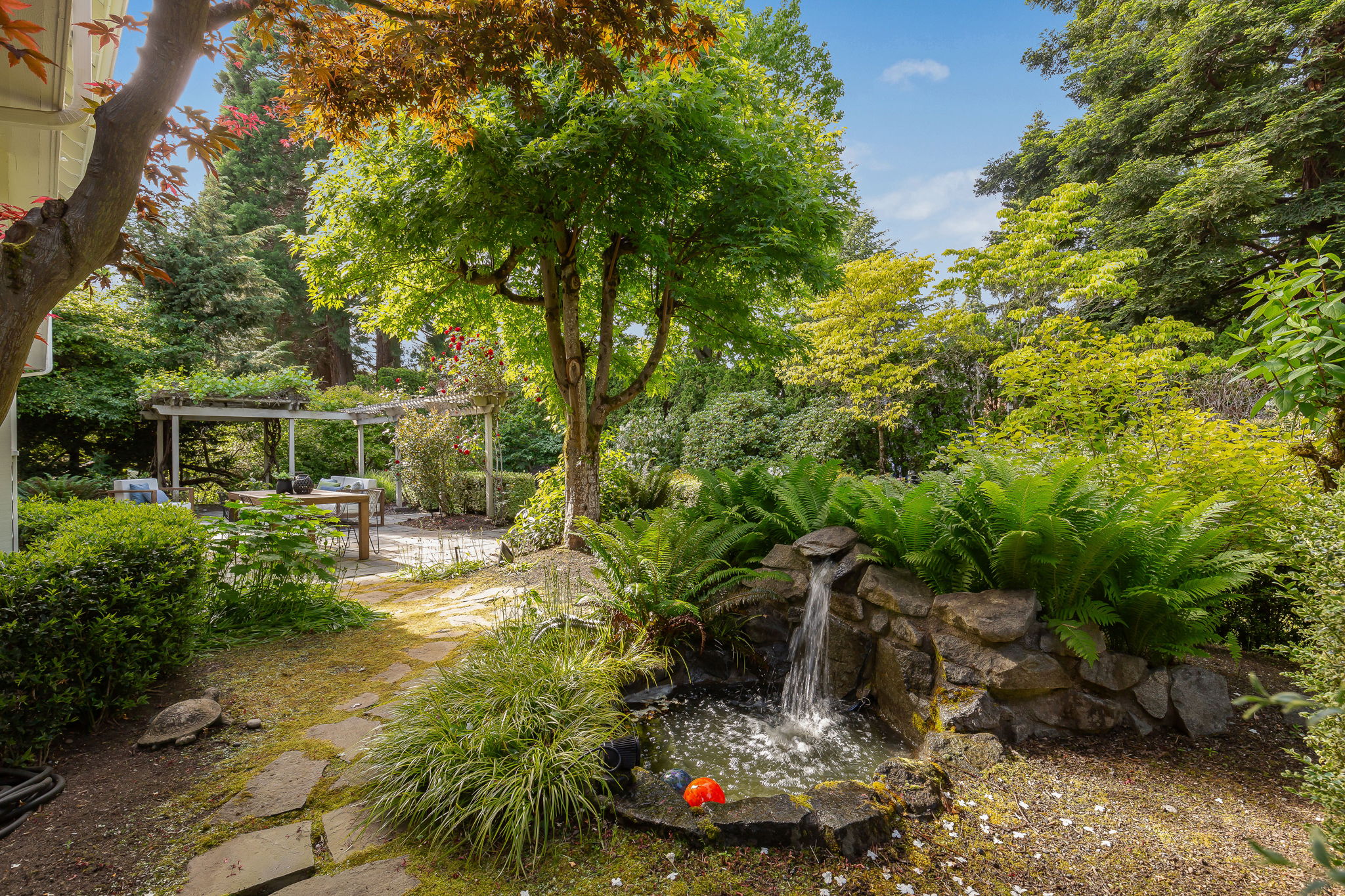 Charming garden features