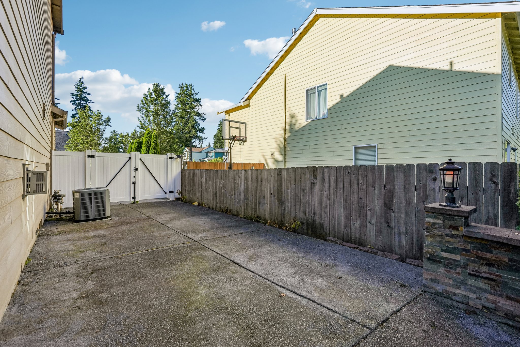NE 28th Way-S1106-045.jpg