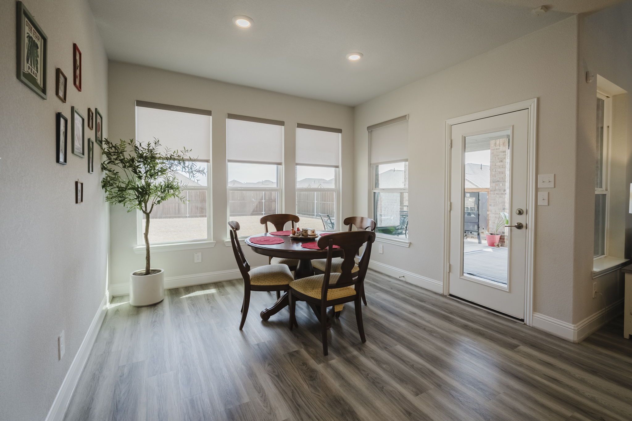 Serene breakfast room