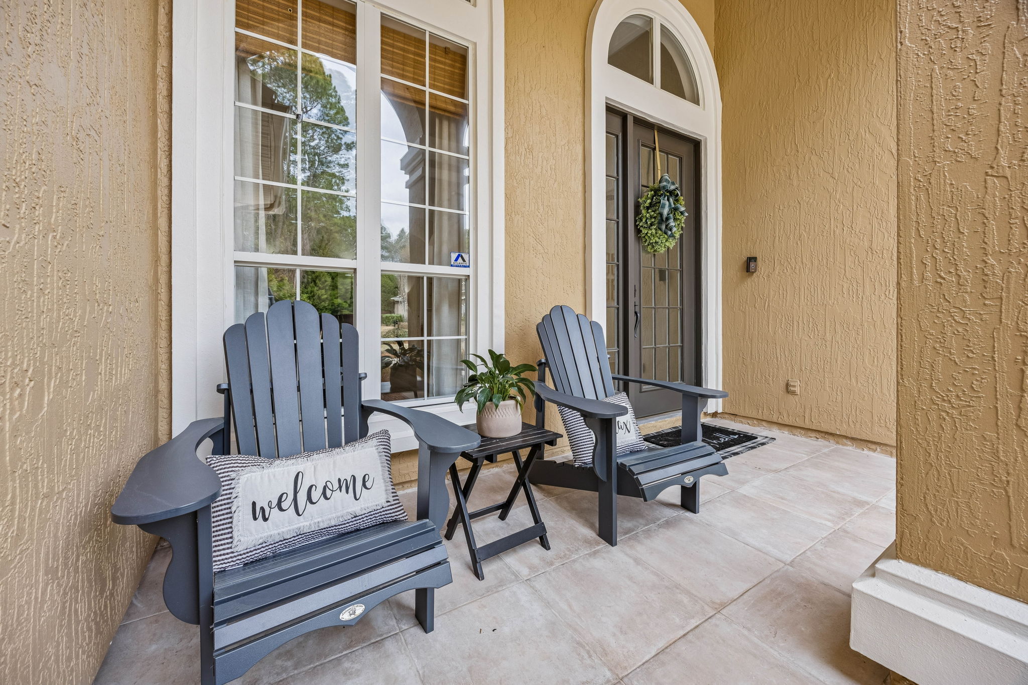 A covered front porch welcomes you in ...
