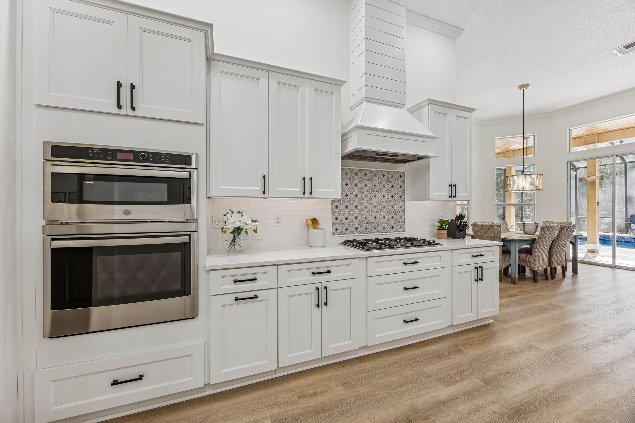 The kitchen is a "wow", completely gutted and masterfully redesigned ...