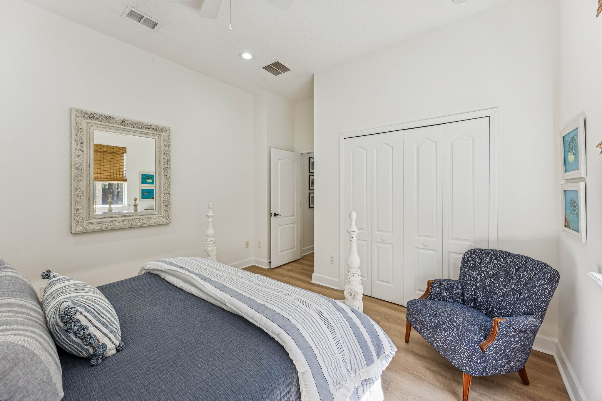 ... with plenty of room for king furnishings