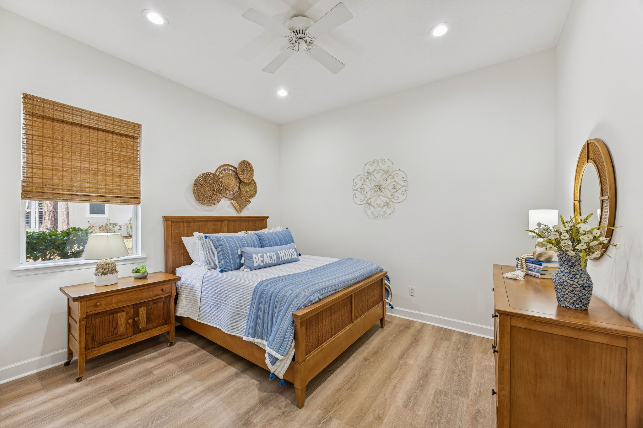 ... while each guest bedroom has added recessed lighting ...