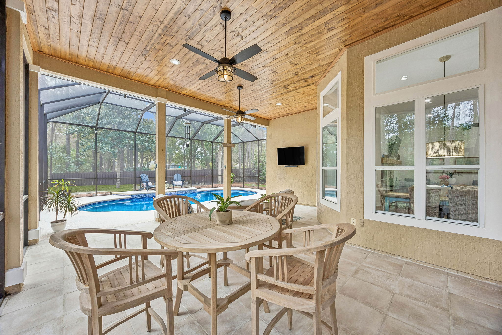 ... all overlooking the pool