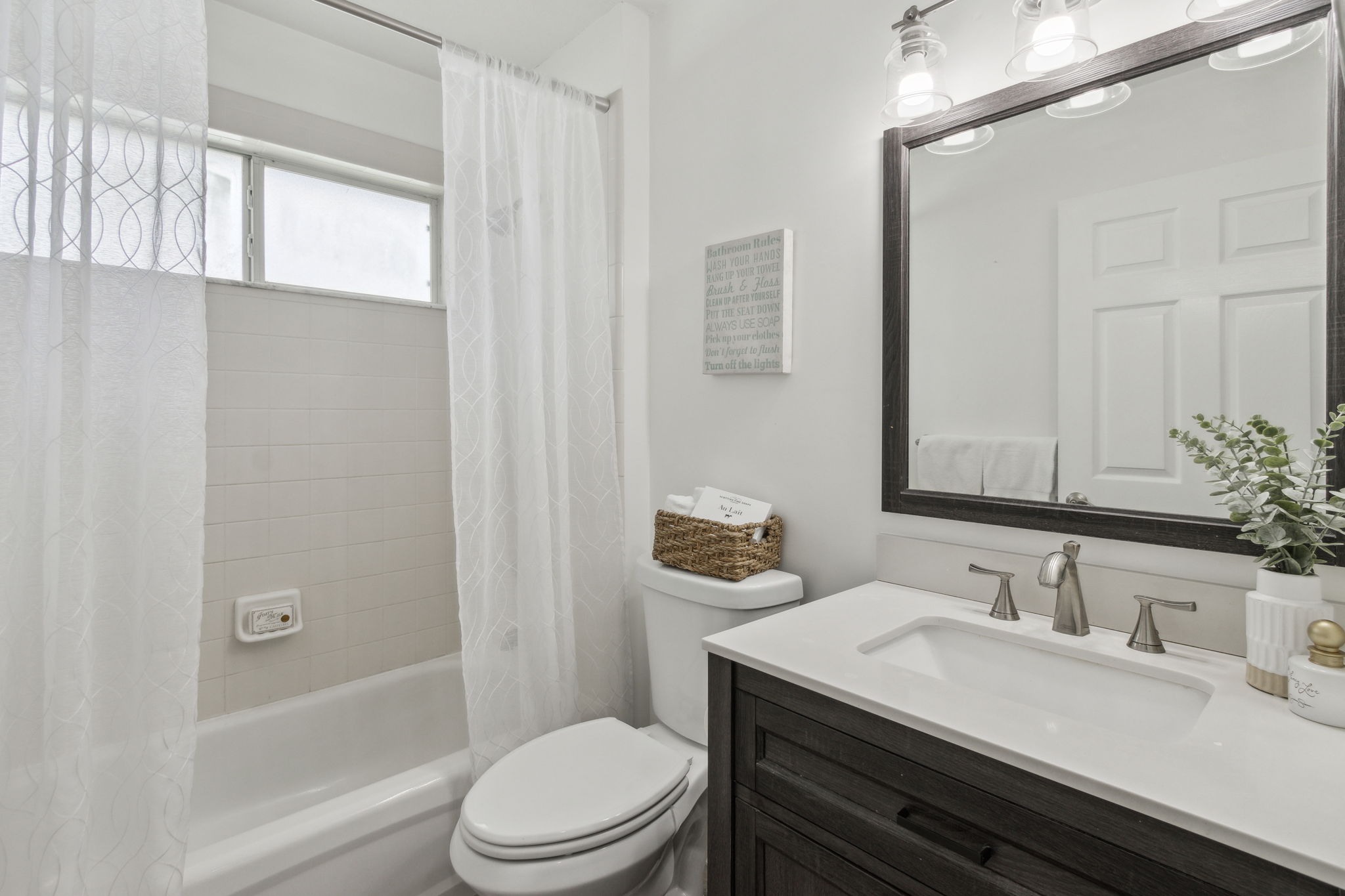 The guest bath is located between the two guest bedrooms for easy access...